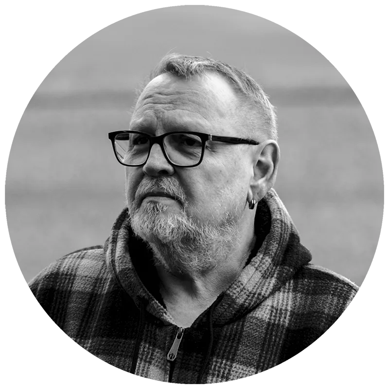 Schwarz-Weiß-Porträt von Lothar Wlodarczyk, Fotograf für ausdrucksstarke Porträtfotografie.