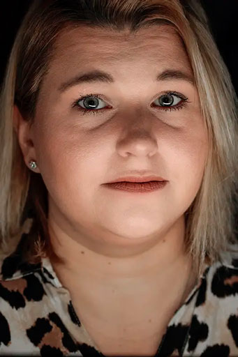 Nahaufnahme einer Frau mit direktem Blick in die Kamera