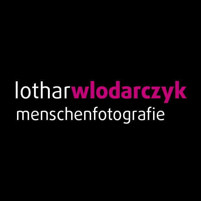 Logo von Lothar Wlodarczyk Menschenfotografie in Weiß und Magenta auf schwarzem Hintergrund.