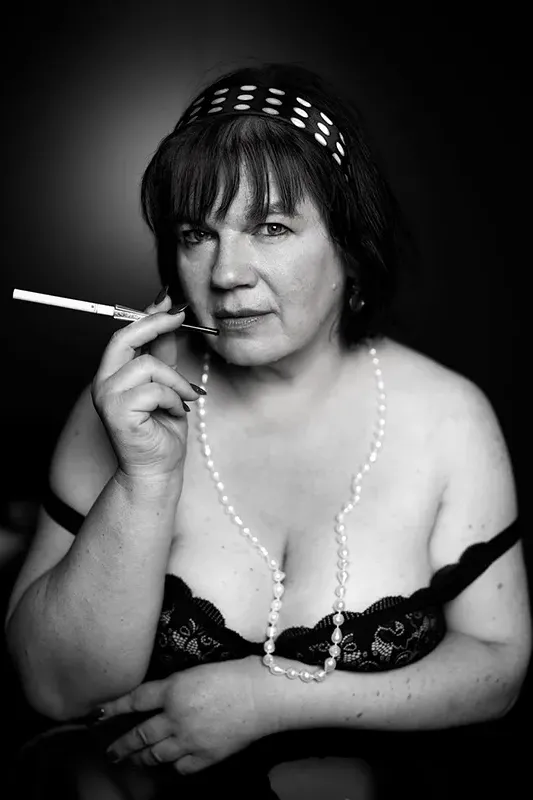 Stilvolles schwarz weiss portraet mit perlenkette